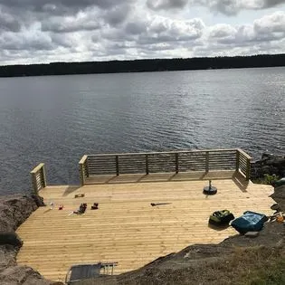 Nytt trädäck med insynsskydd i Degerfors