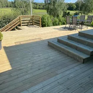 Trädäck med trappa i flera nivåer