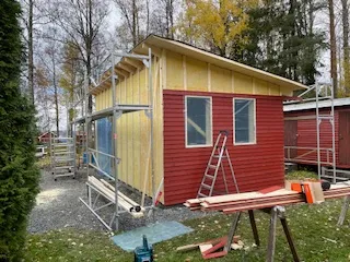 Attefallshus under uppförande