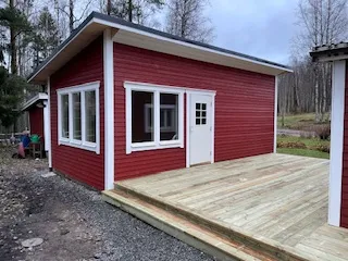 Färdigt attefallshus i faluröd panel