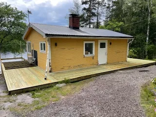 Gul stuga med nytt trädäck