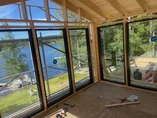 Interiör med stora glaspartier mot sjön