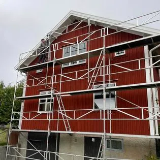 Fasad- och fönsterbyte på falurött hus
