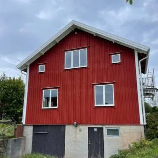 Falurött hus efter fasad- och fönsterbyte