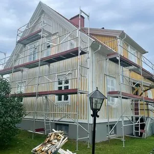 Fasadrenovering med byggnadsställning