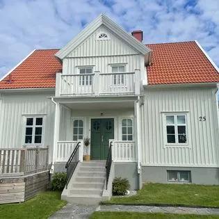 Vitt hus efter fasadrenovering