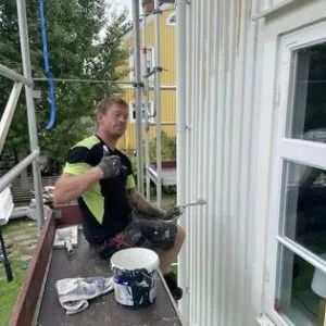 Fönsterarbete vid fasadrenovering