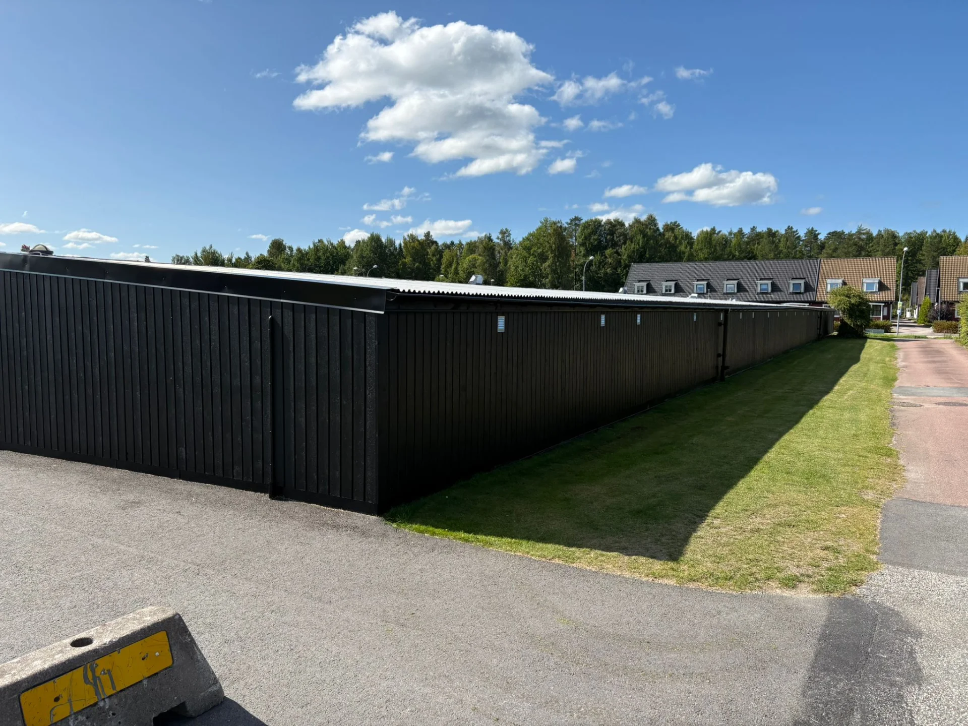Ny träpanel på garagelängans baksida