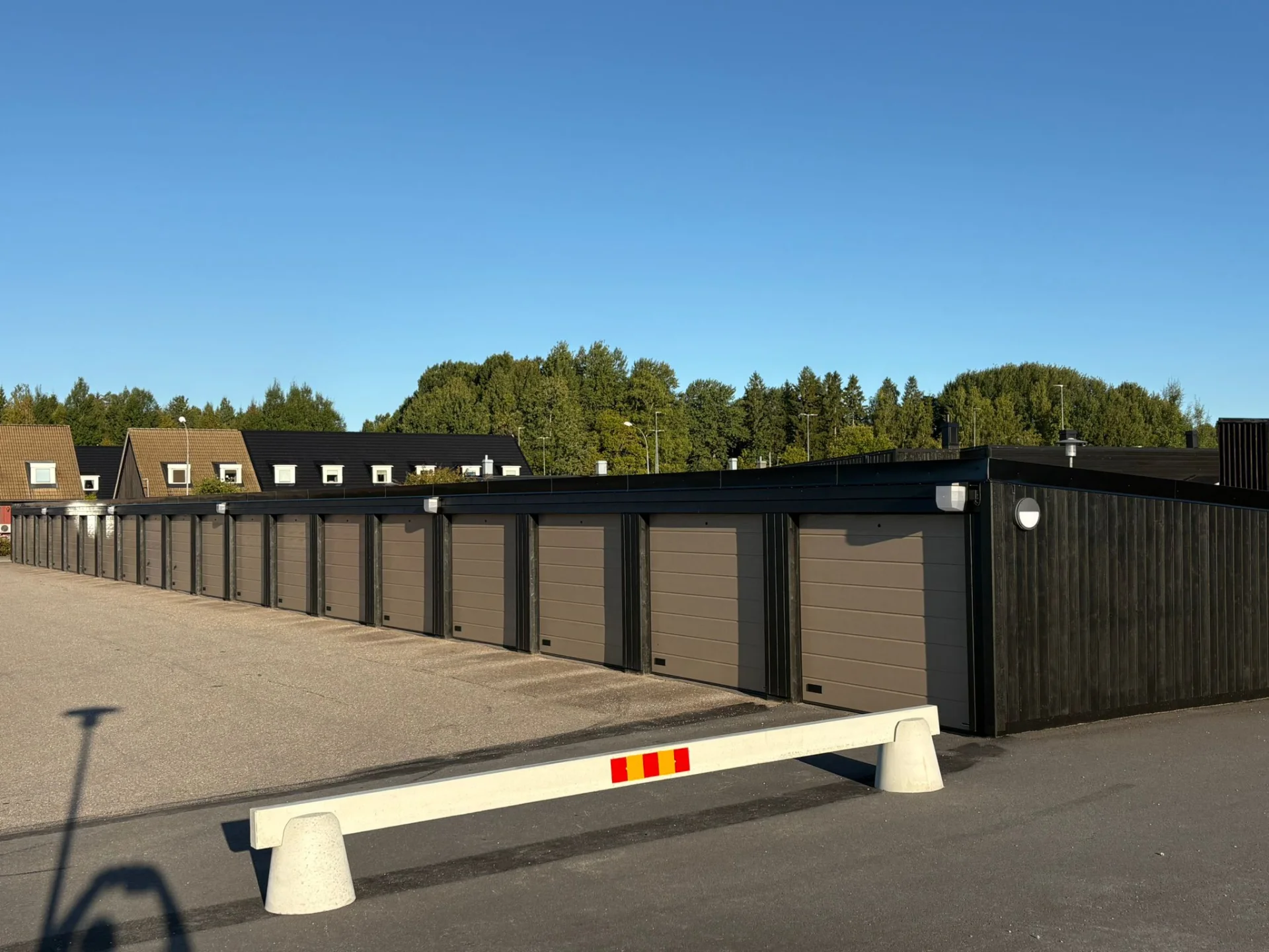Garageportar och ny träfasad på en garagelänga