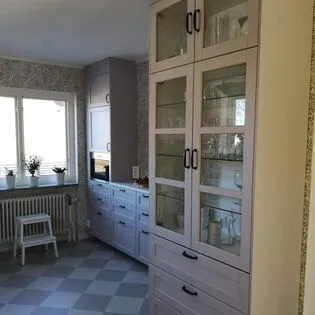 Platsbyggd förvaring i kök