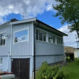 Tillbyggnad på grått hus