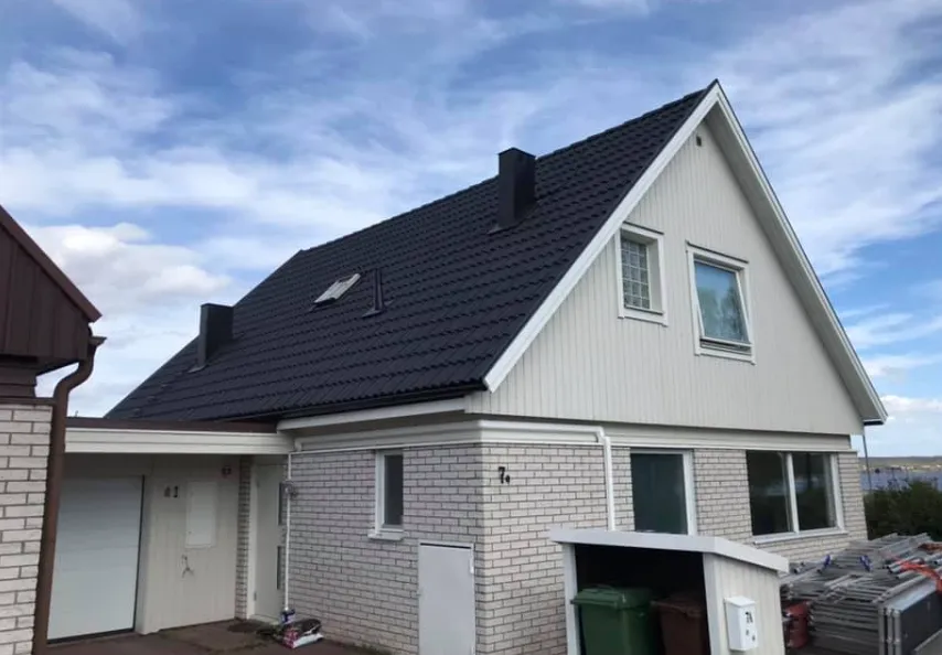 Villa med nytt svart tak