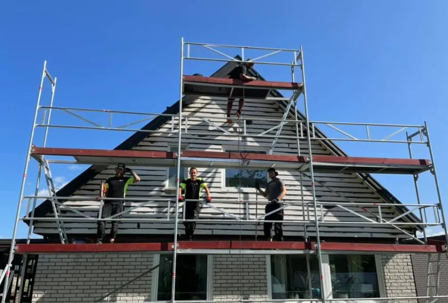Takbyte med byggnadsställning