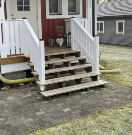 Ny trätrappa vid entré