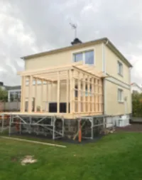 Gult hus med byggnadsställning