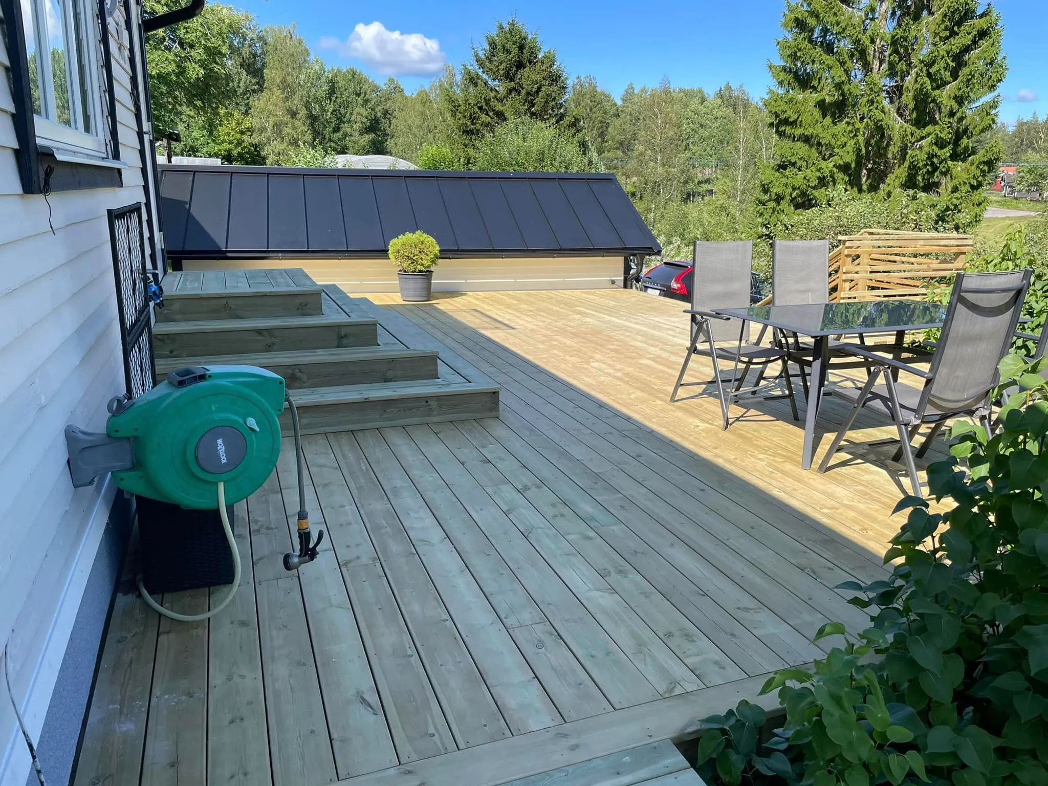 Nybyggt trädäck med plats för utemöbler