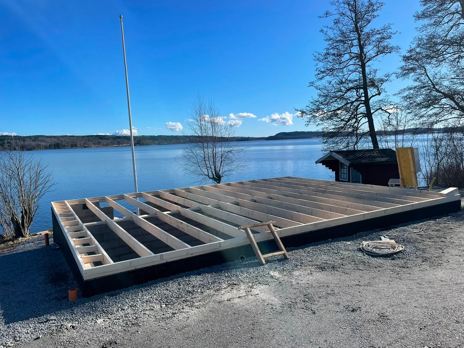 Nybyggt trädäck vid sjön
