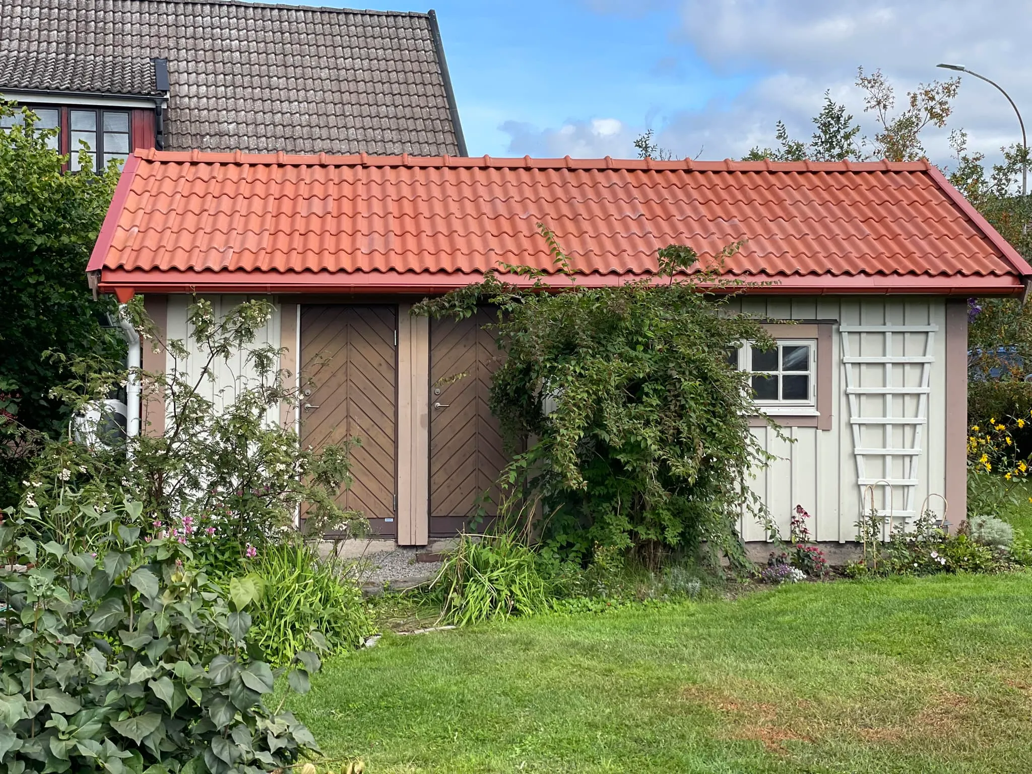 Gårdshus med rött tegeltak