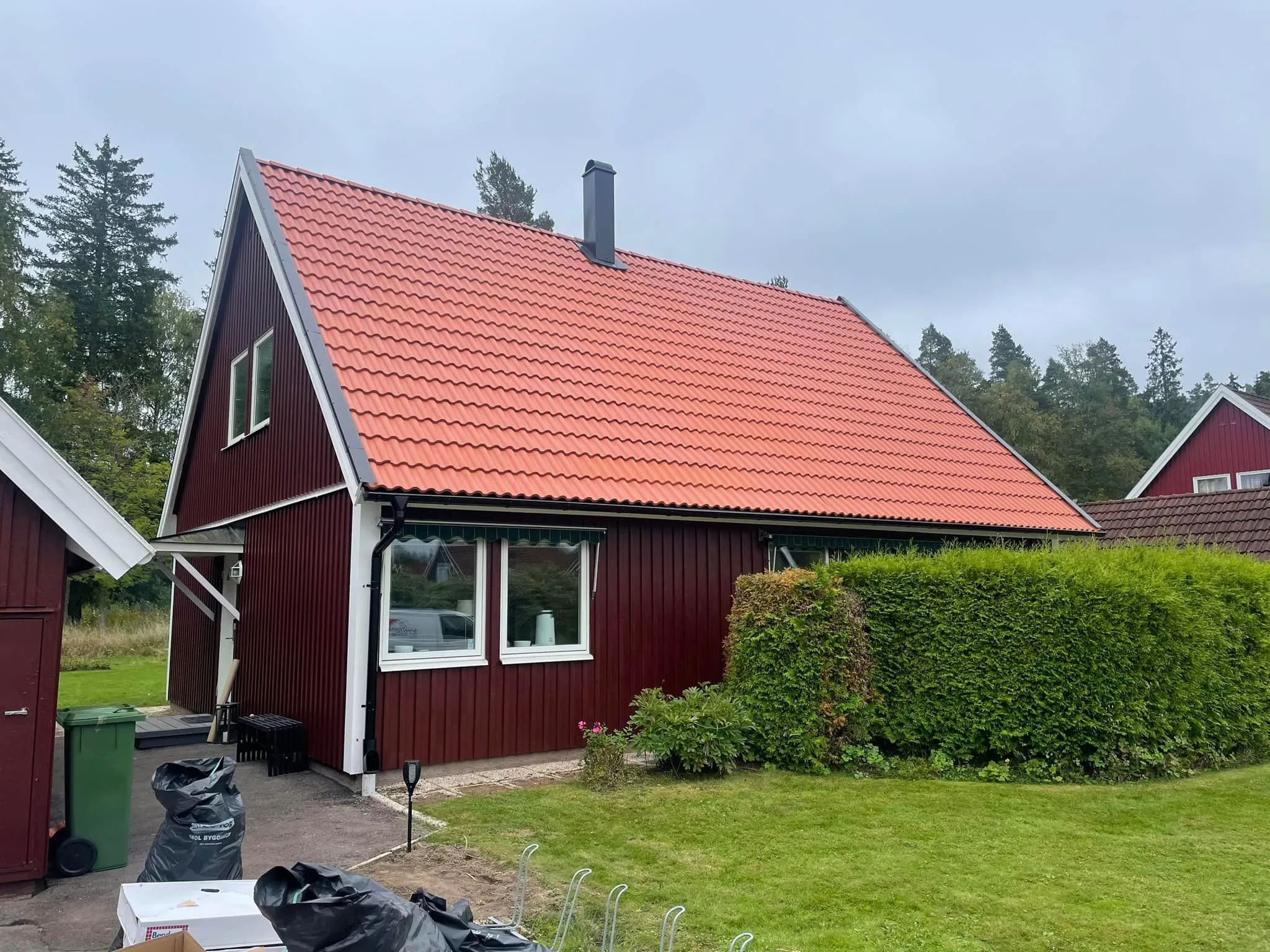 Falurödmålat hus med vita knutar
