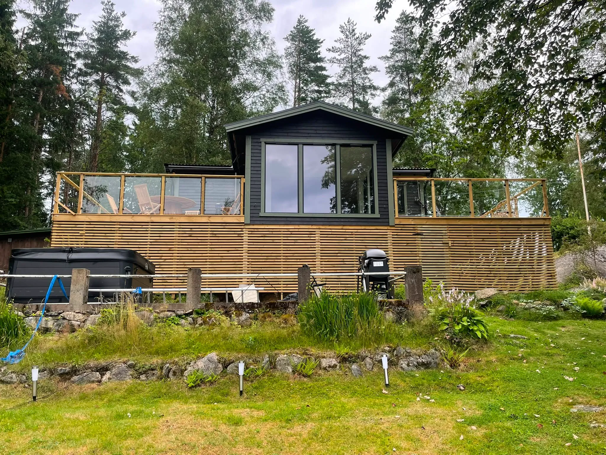 Färdigbyggt hus med nytt trädäck och räcke i trä