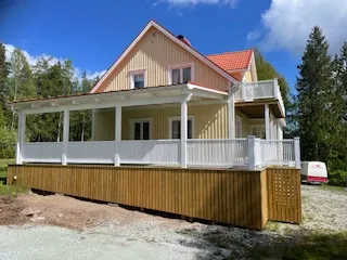 Gul villa med ny veranda