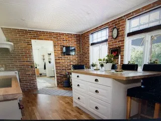 Kök med tegelvägg efter renovering