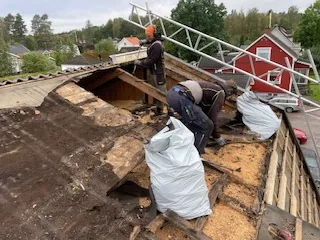 Rivning av gammalt tak