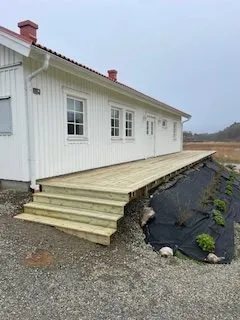 Ny trätrappa vid entrén