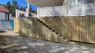 Plank vid poolområde