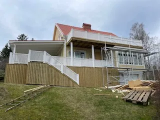 Gulmålat hus med ny balkong