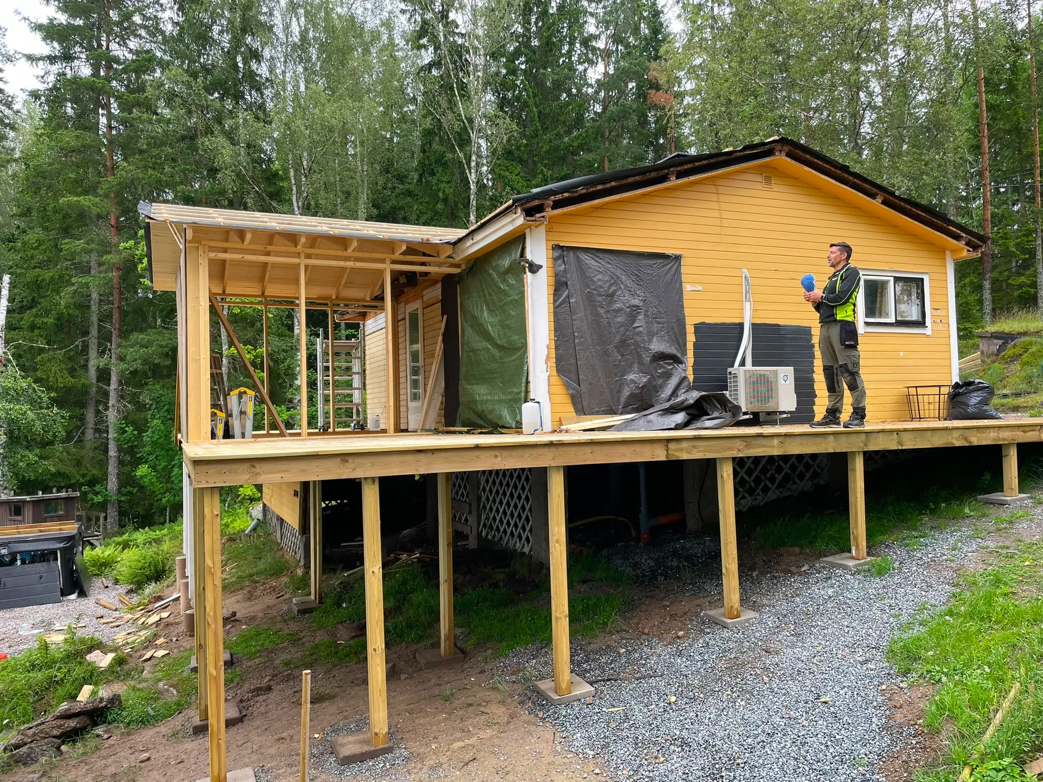 Pågående altanbygge vid ett gult hus
