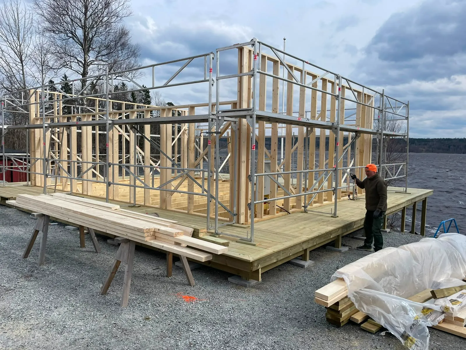 Stommen till fritidshuset reses