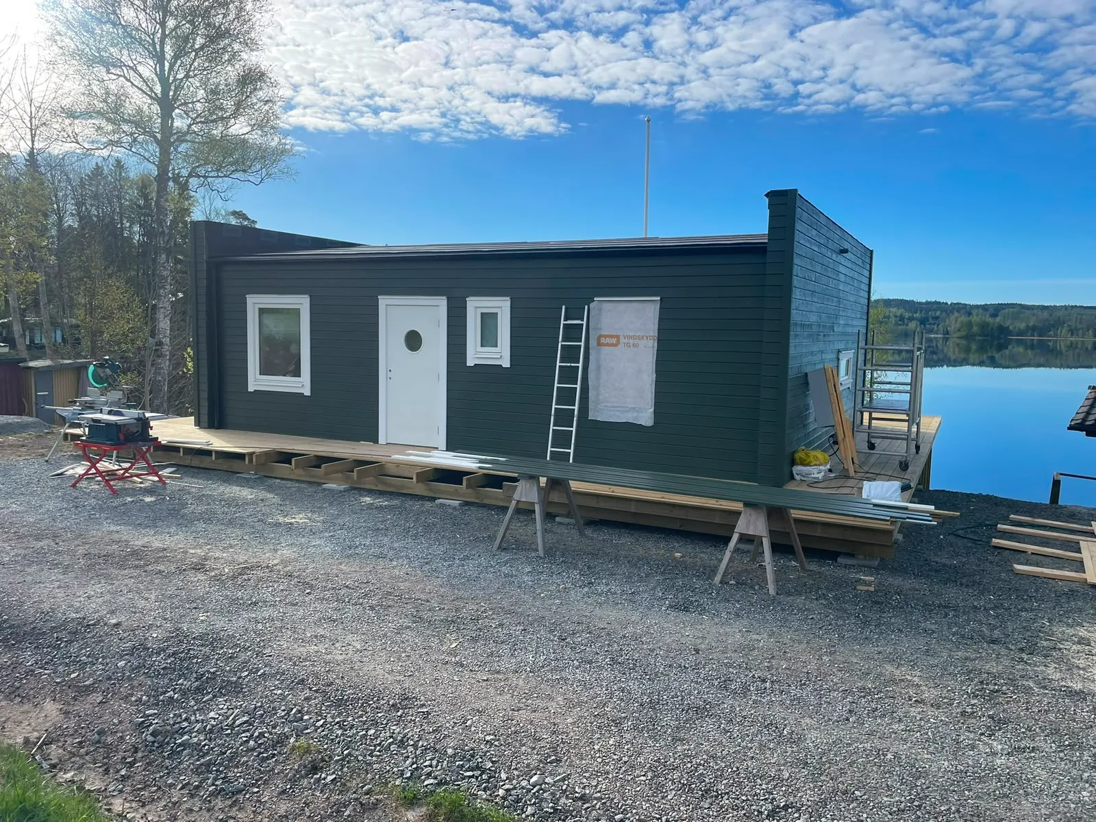 Fasadpanel monteras på fritidshuset